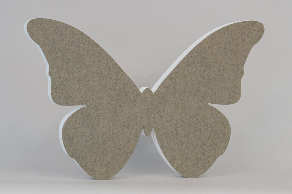 Schallabsorber in Form eines Schmetterlings (soni ELEMENT Butterfly) in der Farbe Beige vor grauem Hintergrund