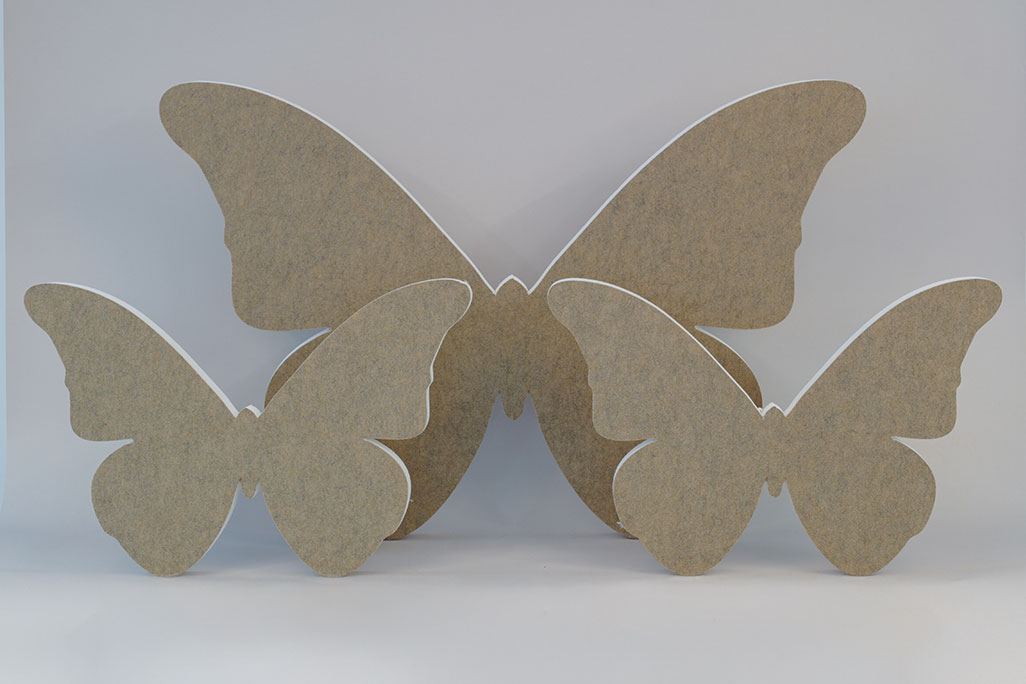 Schallabsorber in Form eines großen und zwei kleinen Schmetterlingen (soni ELEMENT Butterfly) in der Farbe Beige vor grauem Hintergrund
