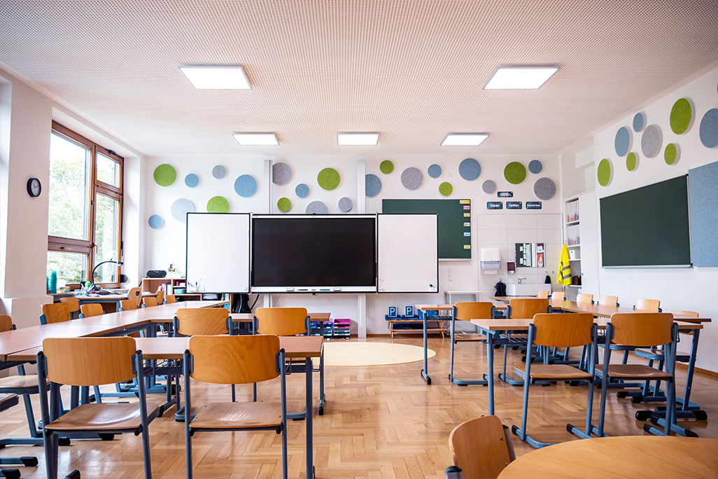 Leeres Klassenzimmer mit runden Schallabsorbern an der Wand