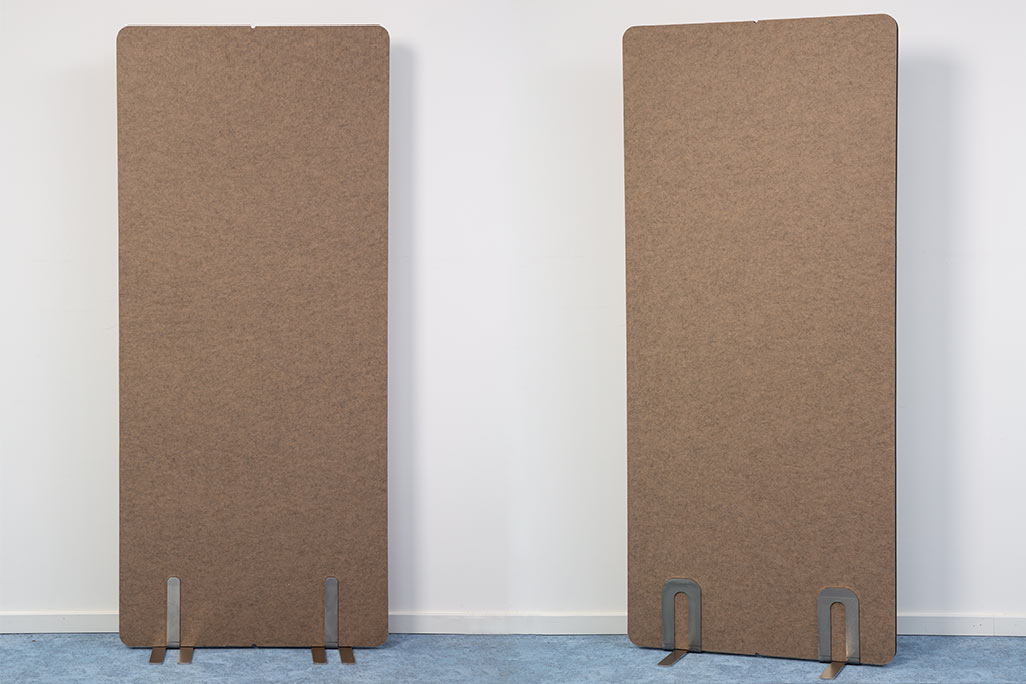 2 Stellwände von soniflex nebeneinander vor einer weia2 Stellwände von soniflex nebeneinander vor einer weißen Wand, Frabe Beigeßen Wand