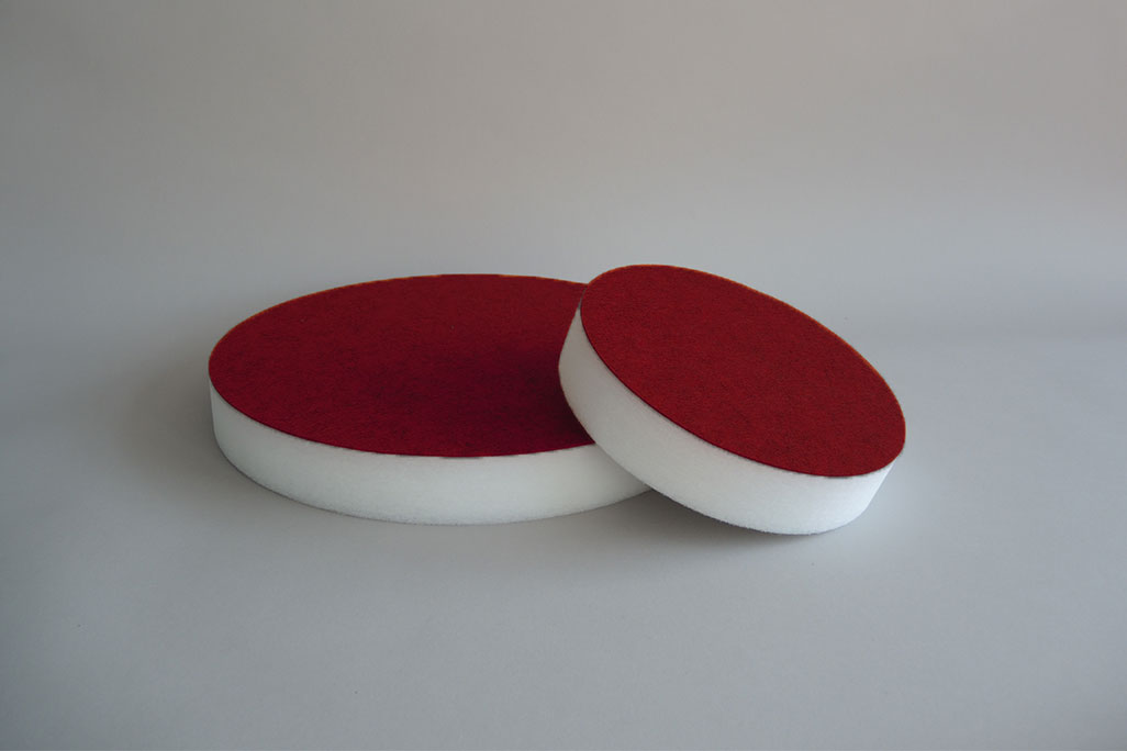 Schallabsorber in Form eines großen und eines kleinen Kreises (soni ELEMENT CIRCLE) liegend in der Farbe Rot vor grauem Hintergrund