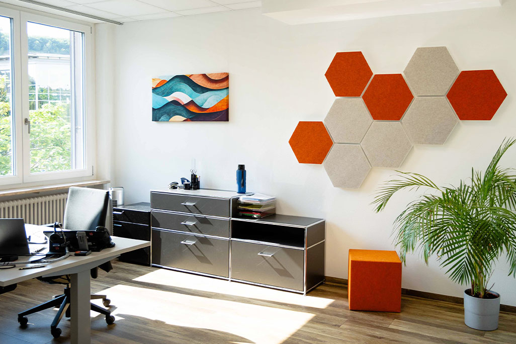 soni HEXAGON Sechseckige Schallabsorber montiert in einem Büro