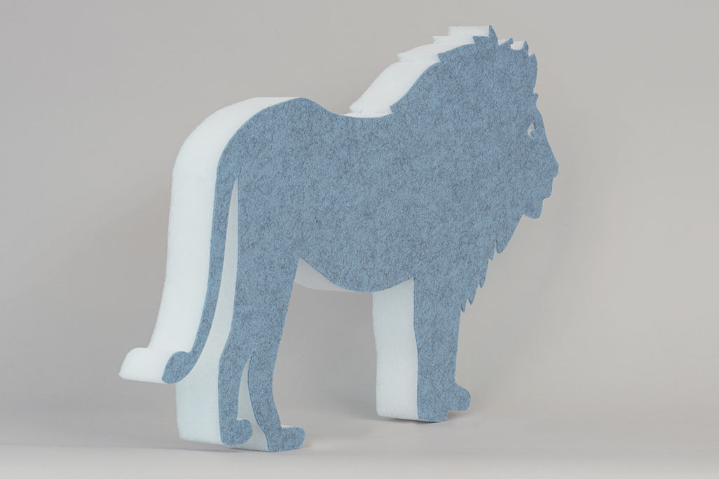 Absorbeur acoustique en forme de lion (soni ELEMENT LEO) de couleur bleue sur fond gris