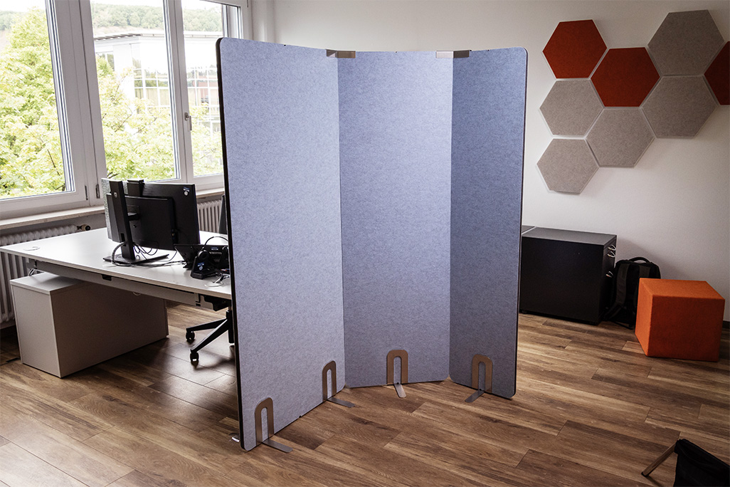 Blaue Stellwände in 3 Breiten in einem Büro