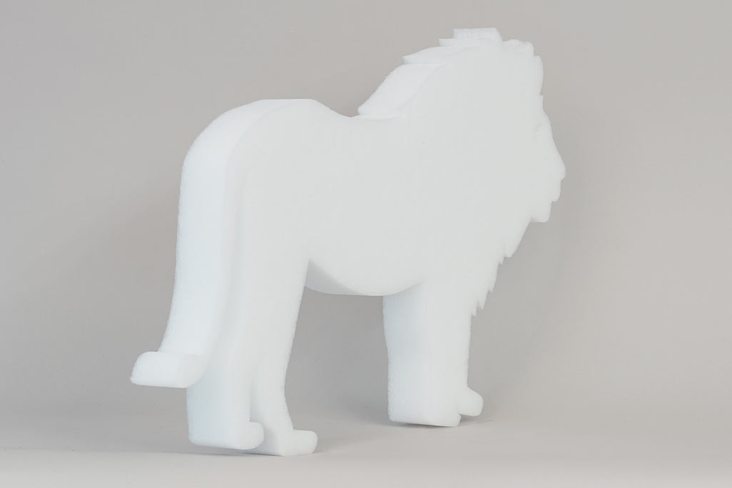 Schallabsorber in Form eines Löwen (soni ELEMENT LEO) in der Farbe Weiß vor grauem Hintergrund diagonal fotografiert