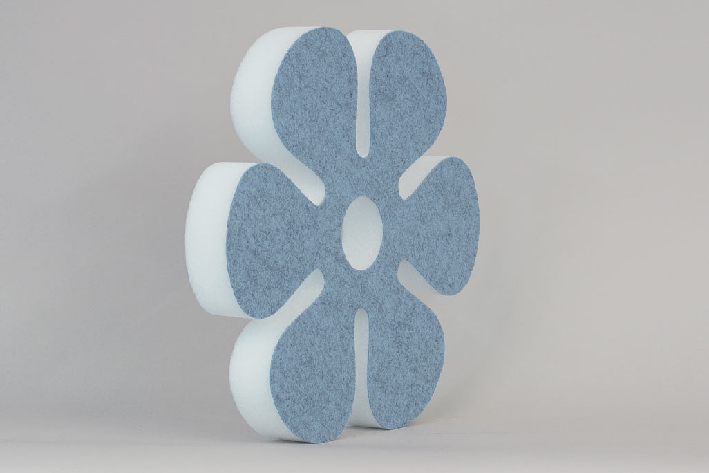 Schallabsorber in Form einer Blume (soni ELEMENT FLORA) in der Farbe Blau vor grauem Hintergrund diagonal fotografiert