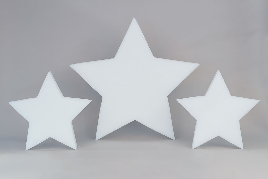 Schallabsorber in Form eines großen Sterns und zwei kleinen Sternen (soni ELEMENT STAR) in der Farbe Weiß vor grauem Hintergrund