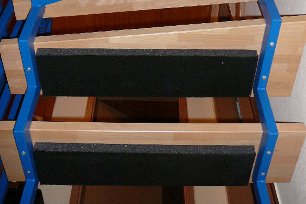 Une plaque de mousse PUR avec une surface en non-tissé noir est placée sous les marches d'escalier