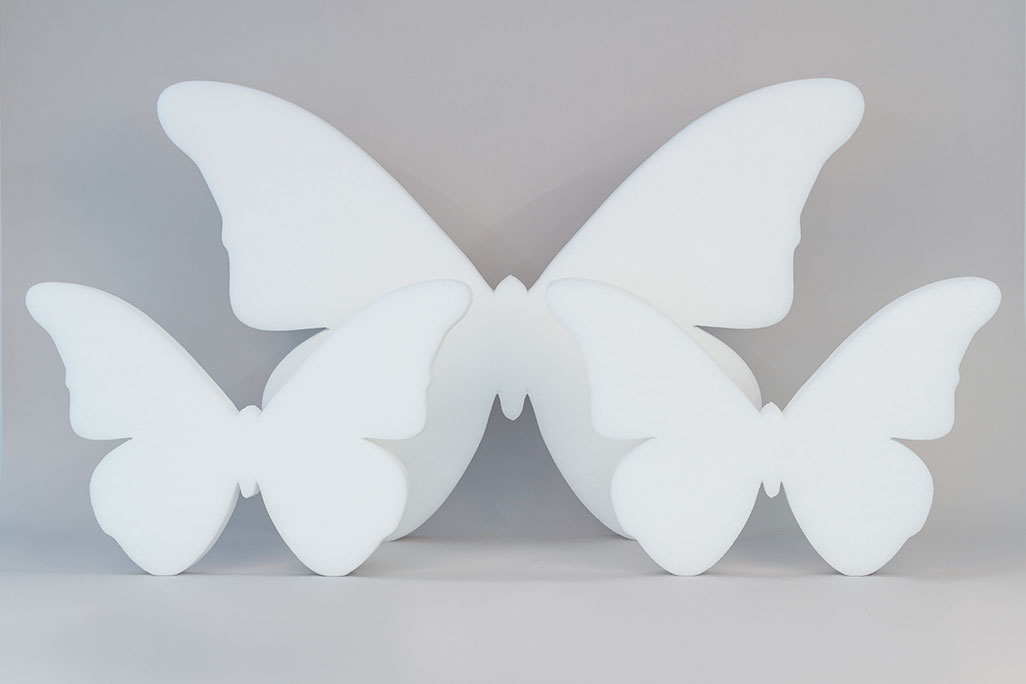 Schallabsorber in Form eines großen und zwei kleinen Schmetterlingen (soni ELEMENT Butterfly) in der Farbe Weiß vor grauem Hintergrund