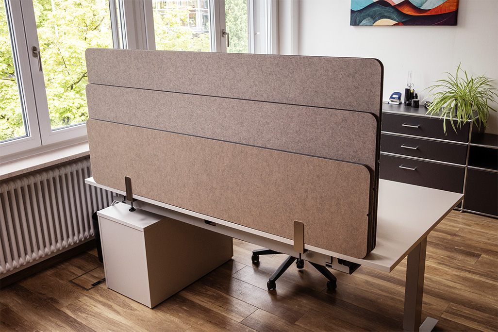 Beige Tischtrennwand in einem Büro auf dem Schreibtisch montiert