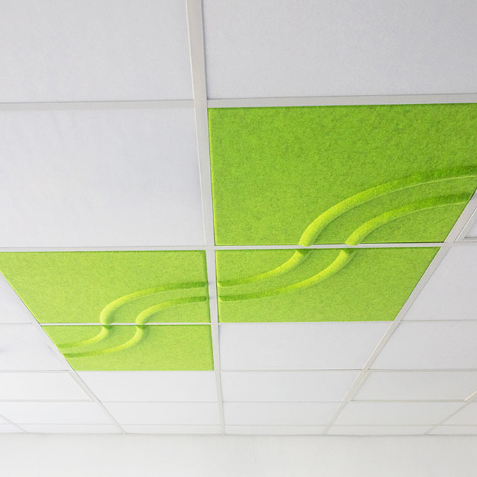 Un plafond modulaire avec 4 éléments soni COLOR Design insérés, format 620x620 mm en vert