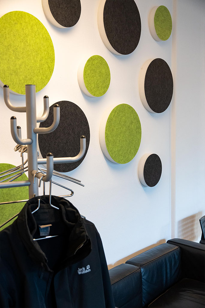 Des cercles colorés sur le mur