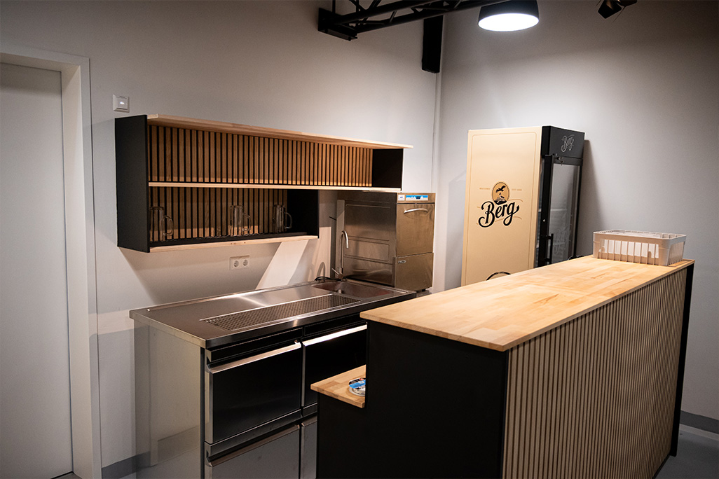 Kleine moderne Bar mit Gläserregal an der Wand