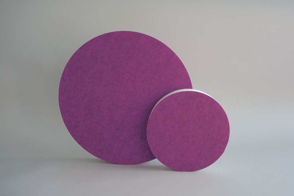 soni ELEMENT CIRCLE Pink Schallabsorber in Form eines großen und eines kleinen Kreises (soni ELEMENT CIRCLE) stehend in der Farbe Pink vor grauem Hintergrund