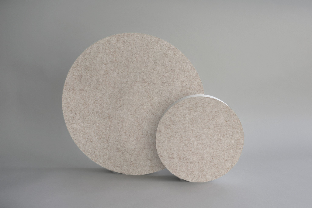 Absorbeur acoustique en forme d'un grand et d'un petit cercle (soni ELEMENT CIRCLE) debout en couleur greige sur fond gris
