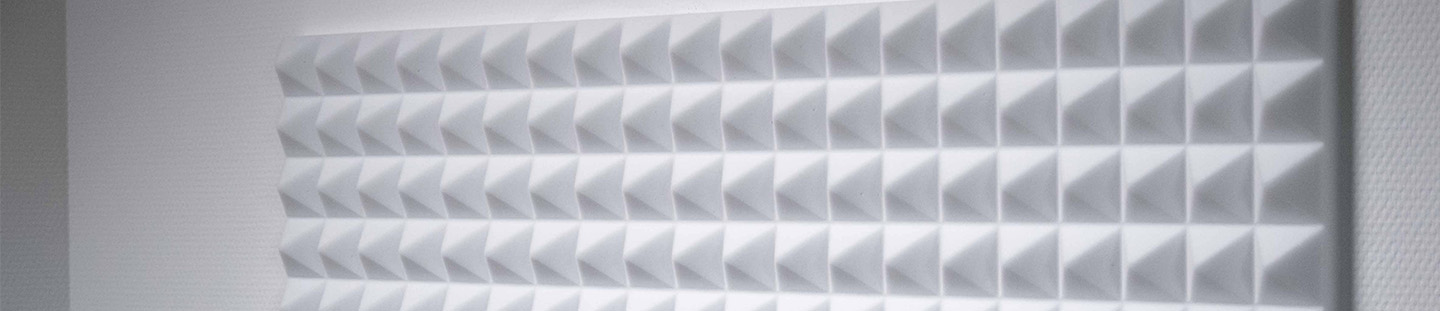 Akustikabsorber in Pyramidenschaum an der Wand