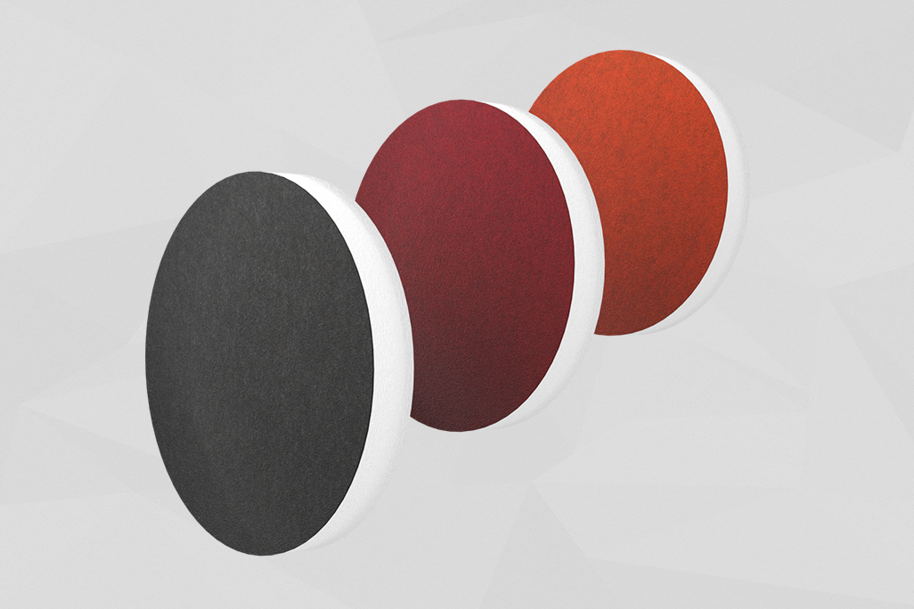 Drei Schallabsorber in Form eines Kreises (soni ELEMENT CIRCLE) hintereinanderstehend in den Farben Anthrazit, Rot und Orange vor grauem Hintergrund