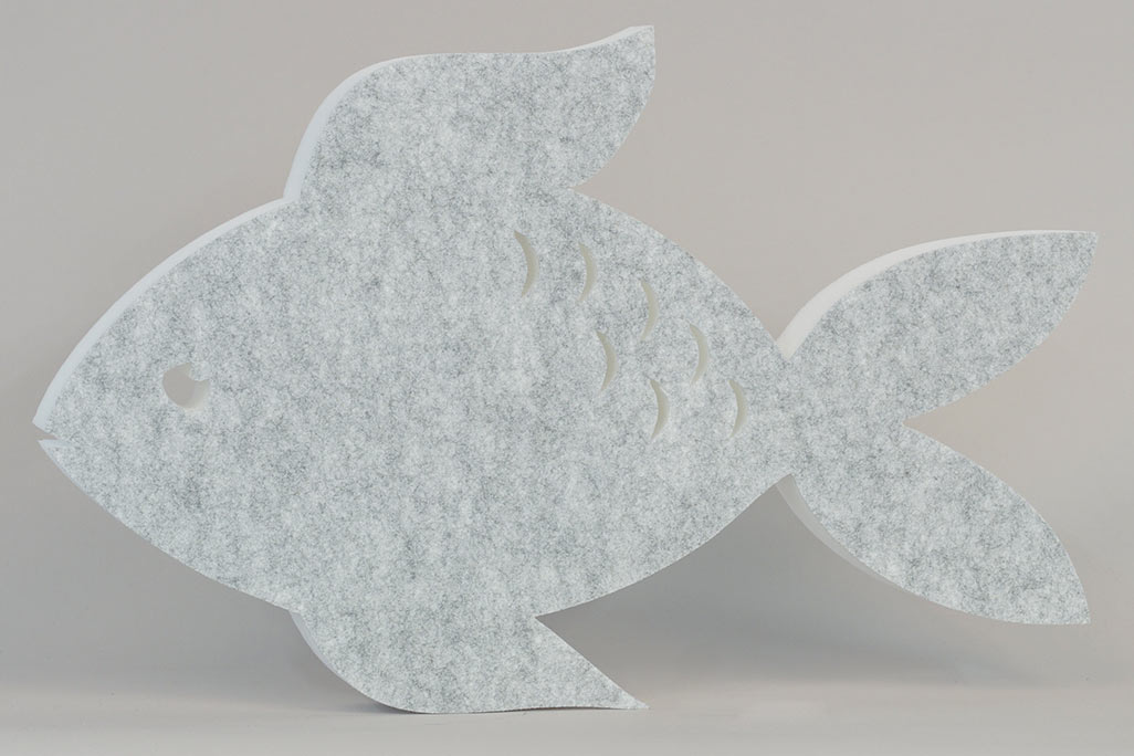 Schallabsorber in Form eines Fisches (soni ELEMENT FRED) in der Farbe Hellgrau vor grauem Hintergrund