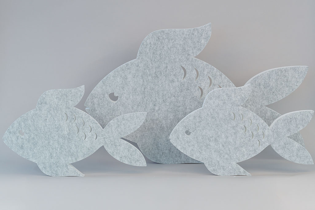 Schallabsorber in Form eines großen und zwei kleinen Fischen (soni ELEMENT FRED) in der Farbe Hellgrau vor grauem Hintergrund