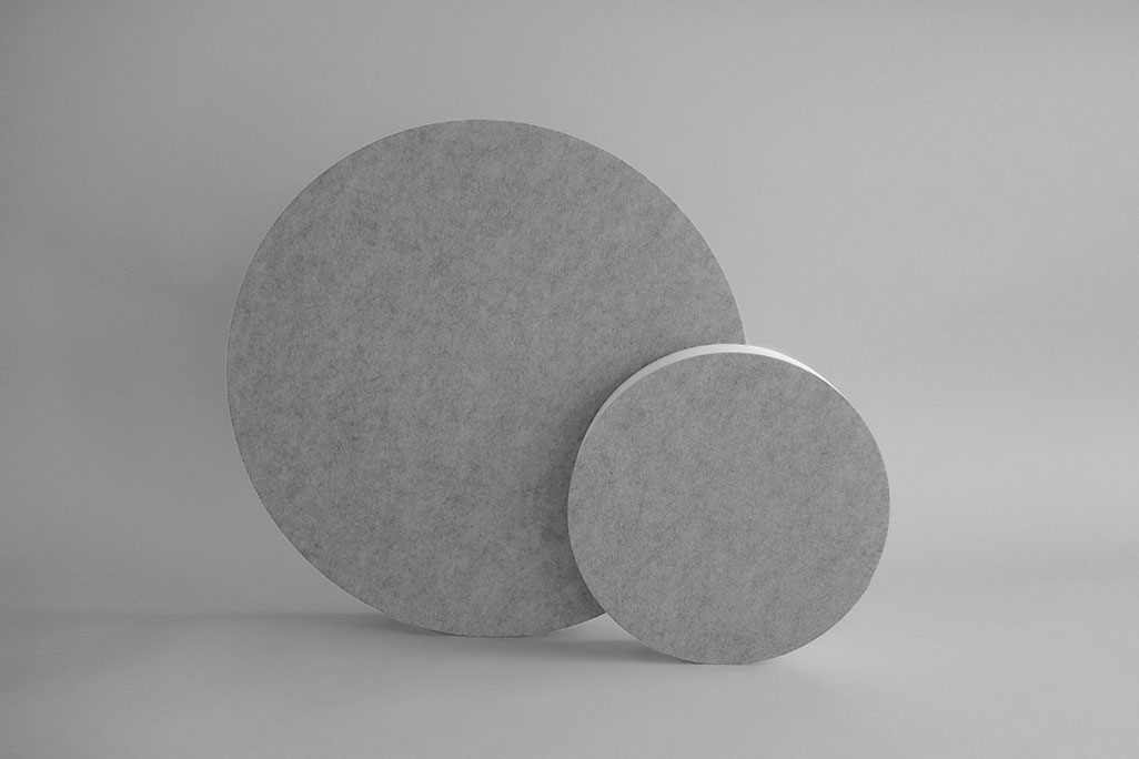 Absorbeur acoustique en forme d'un grand et d'un petit cercle (soni ELEMENT CIRCLE) debout en couleur grise sur fond gris