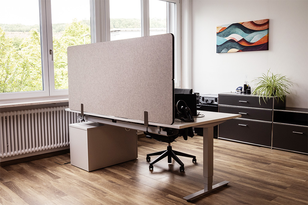 Beige Tischtrennwand in einem Büro auf dem Schreibtisch montiert