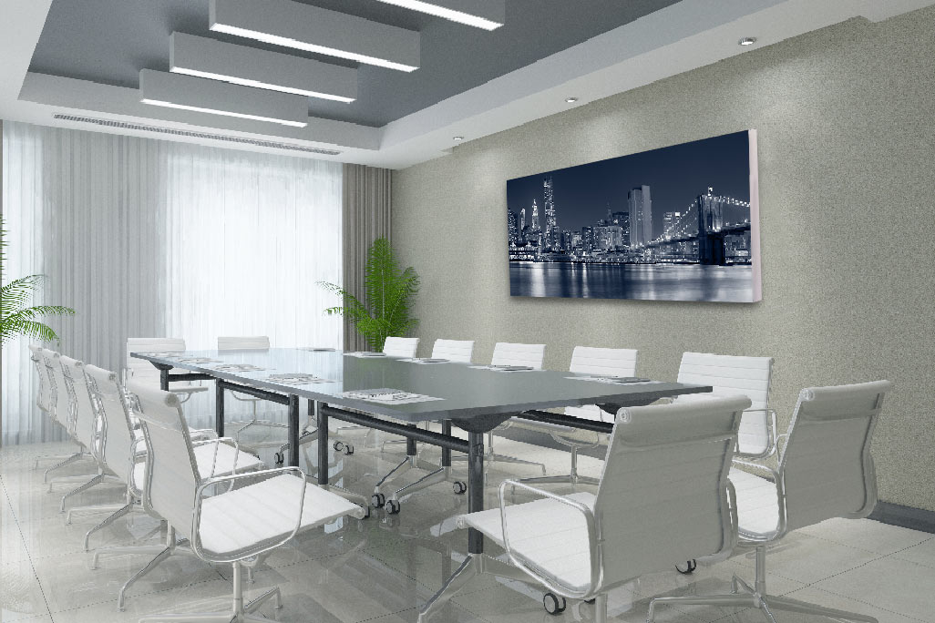 soni PICTURE night skyline Modernes Besprechungszimmer mit einem großen Tisch und 12 weißen Stühlen, an der Wand ist ein farblich passendes Akustikbild soni PICTURE angebracht.