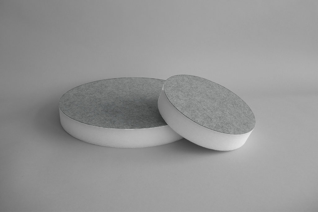 Absorbeur acoustique en forme d'un grand et d'un petit cercle (soni ELEMENT CIRCLE) debout en couleur grise sur fond gris
