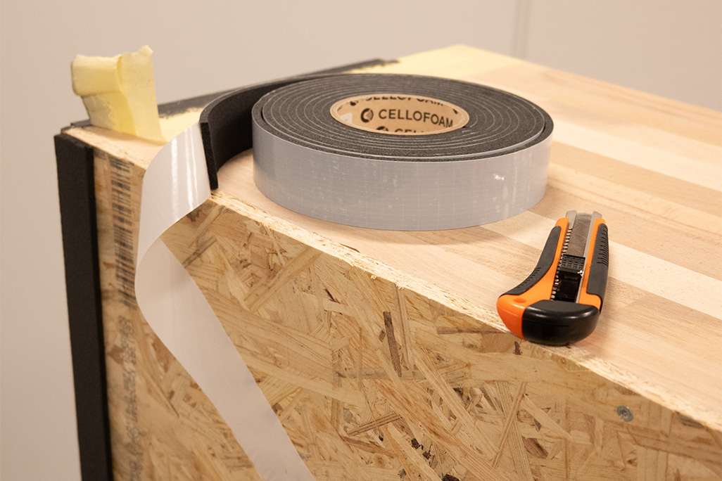 Schaumstoffband liegt aufgerollt neben Werkzeug