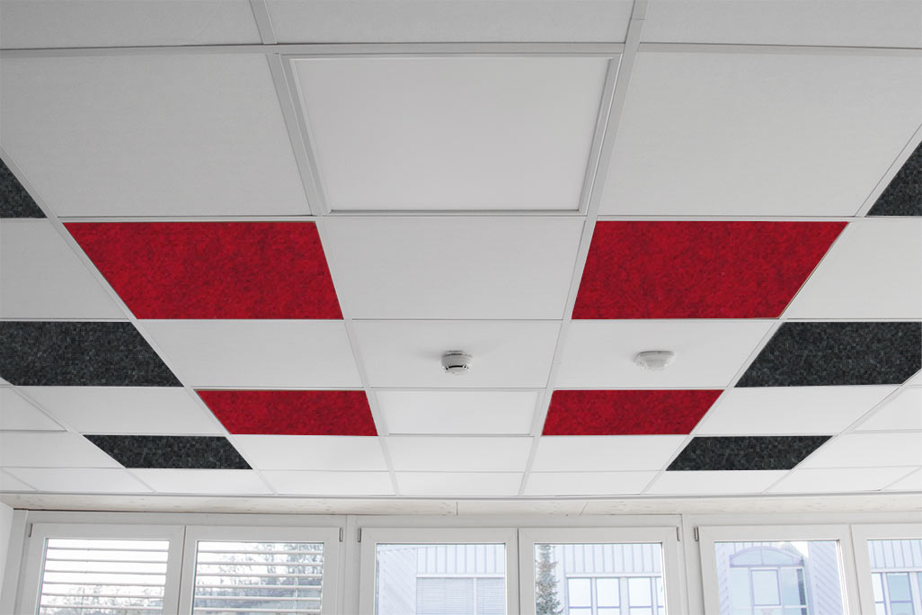 Rasterdecke in einem Büro mit quadratischen, farbig eingelegten Akustikelementen in Weiß, Rot und Anthrazit.