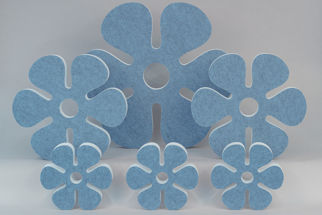 Schallabsorber in Form von großen und kleinen Blumen (soni ELEMENT FLORA) in der Farbe Blau vor grauem Hintergrund