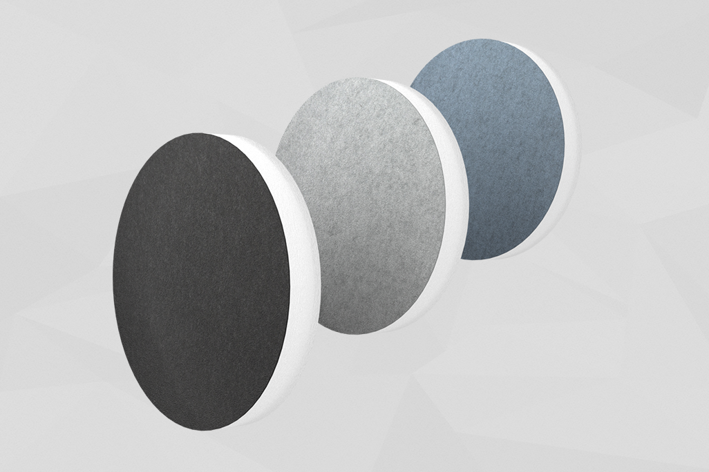 Trois absorbants acoustiques en forme de cercle (soni ELEMENT CIRCLE) placés l'un derrière l'autre dans les couleurs anthracite, gris clair et bleu sur fond gris