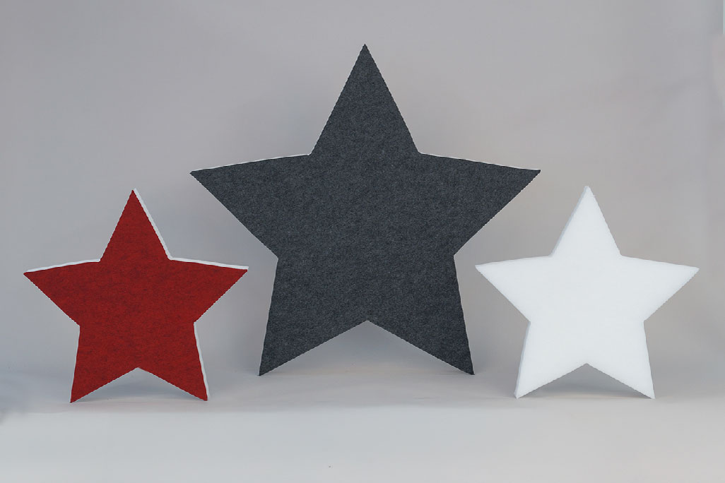 Schallabsorber in Form eines großen Sterns und zwei kleinen Sternen (soni ELEMENT STAR) in den Farben Anthrazit, Rot und Weiß  vor grauem Hintergrund