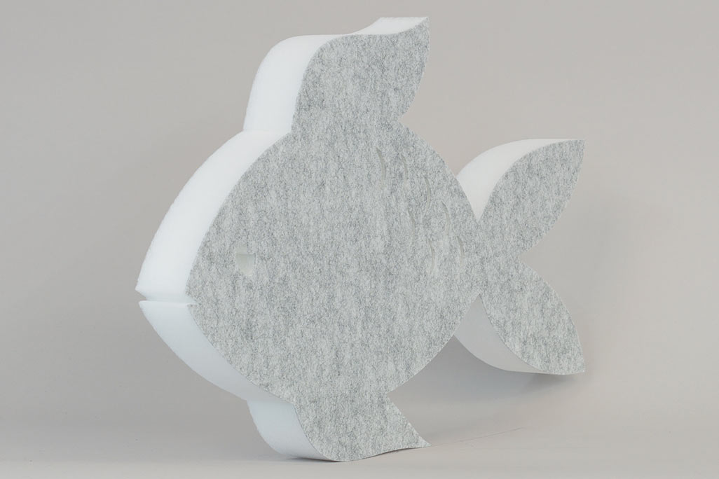 Schallabsorber in Form eines Fisches (soni ELEMENT FRED) in der Farbe Hellgrau vor grauem Hintergrund diagonal fotografiert