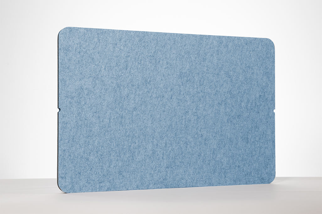 Tischtrennwand von soniflex vor hellgrauem Hintergrund fotografiert, Farbe Blau