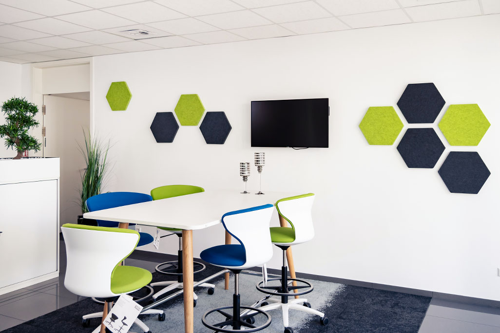 Sechseckige Schallabsorber montiert in einem Pausenraum