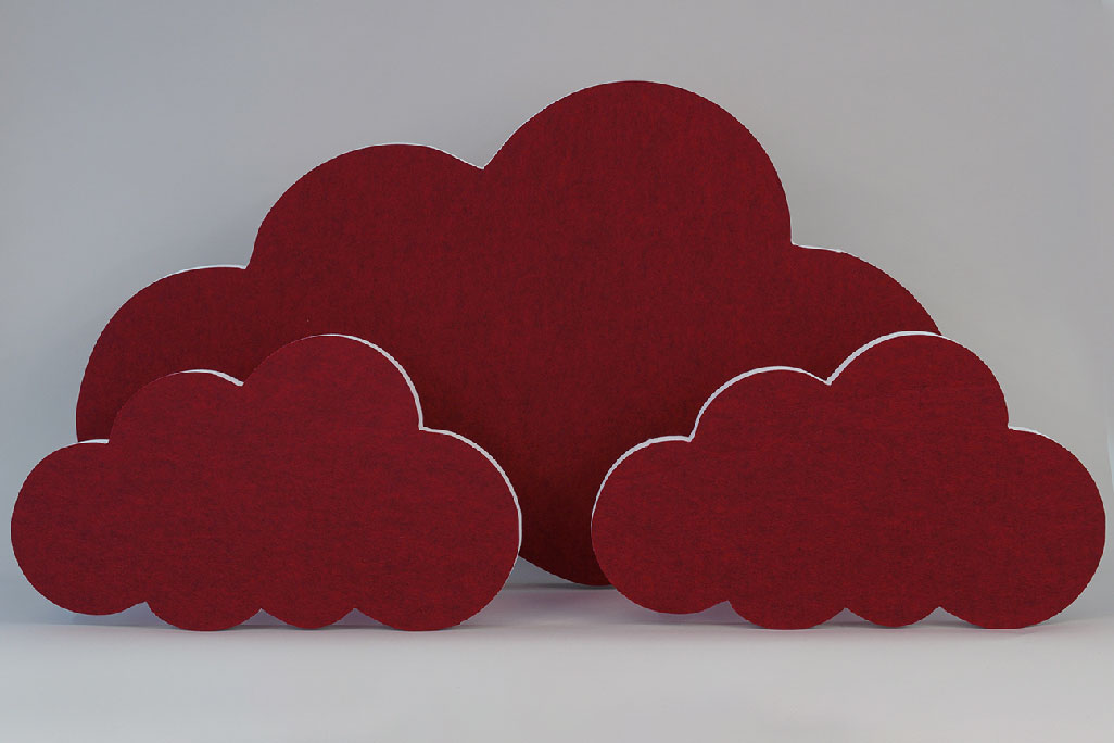 Schallabsorber in Form einer großen und zwei kleinen Wolken (soni ELEMENT CLOUD) in der Farbe Rot vor grauem Hintergrund