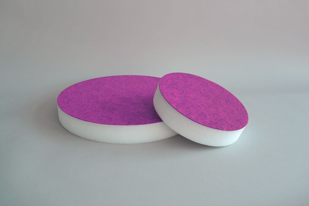 soni ELEMENT CIRCLE Pink Schallabsorber in Form eines großen und eines kleinen Kreises (soni ELEMENT CIRCLE) liegend in der Farbe Pink vor grauem Hintergrund