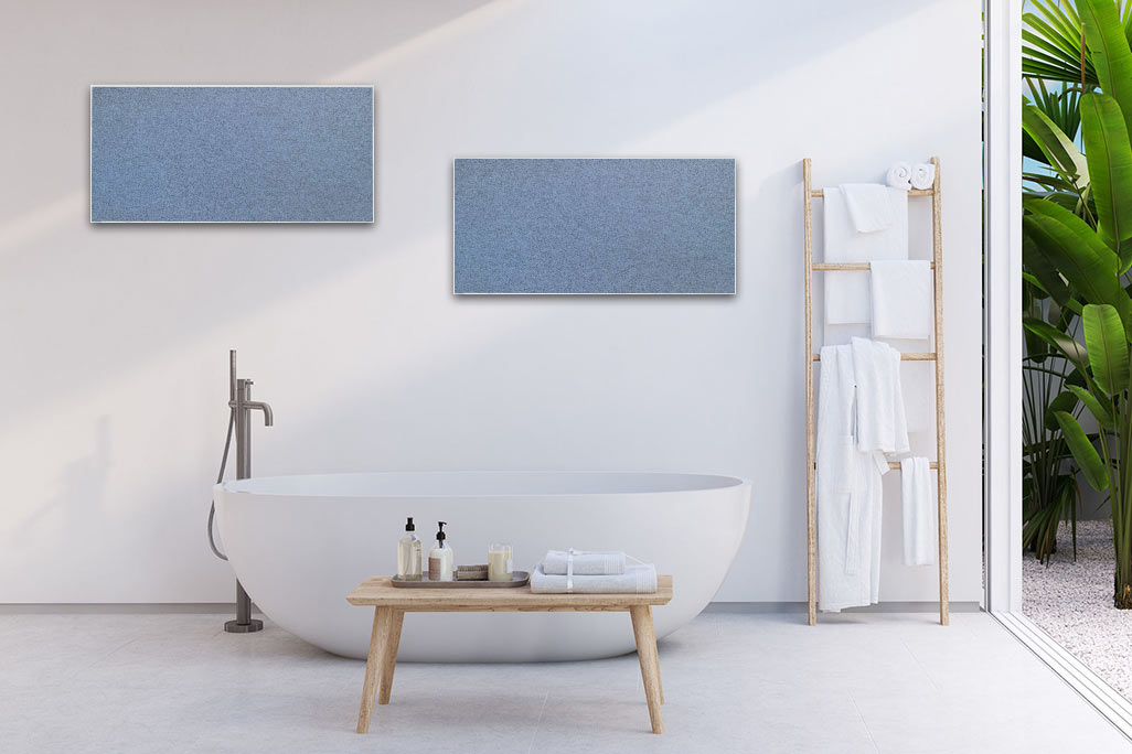 Helles Badezimmer mit einer weißen Badewanne und einer weißen Wand, an der zwei rechteckige Akustikelemente in Blau angebracht sind.