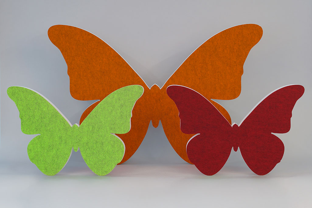 Schallabsorber in Form eines großen und zwei kleinen Schmetterlingen (soni ELEMENT Butterfly) in den Farben Orange, Grün und Rot vor grauem Hintergrund