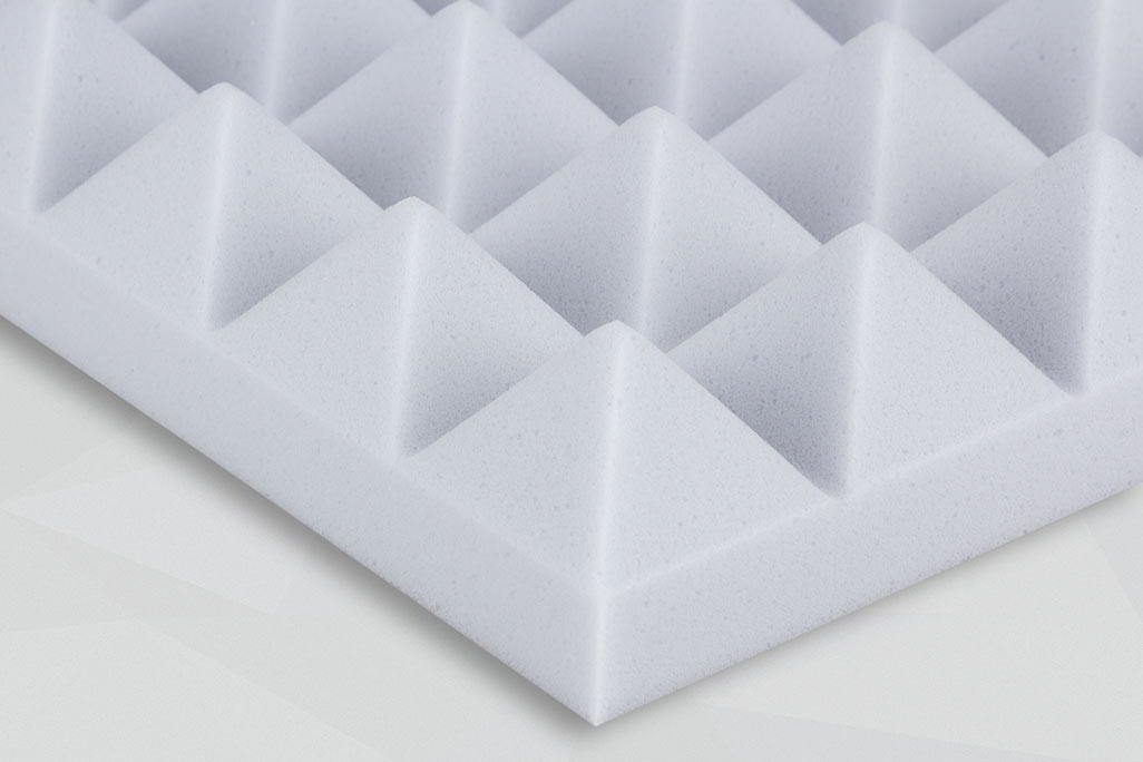 Mousse acoustique pyramidale avec une base solide