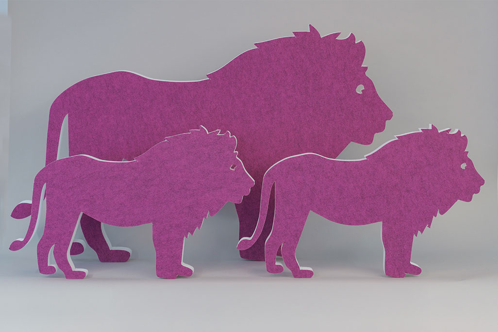 Schallabsorber in Form eines großen und zwei kleinen Löwen (soni ELEMENT LEO) in der Farbe Pink vor grauem Hintergrund