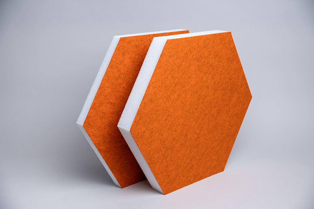 Orangene sechseckige Schallabsorber in dick und dünn