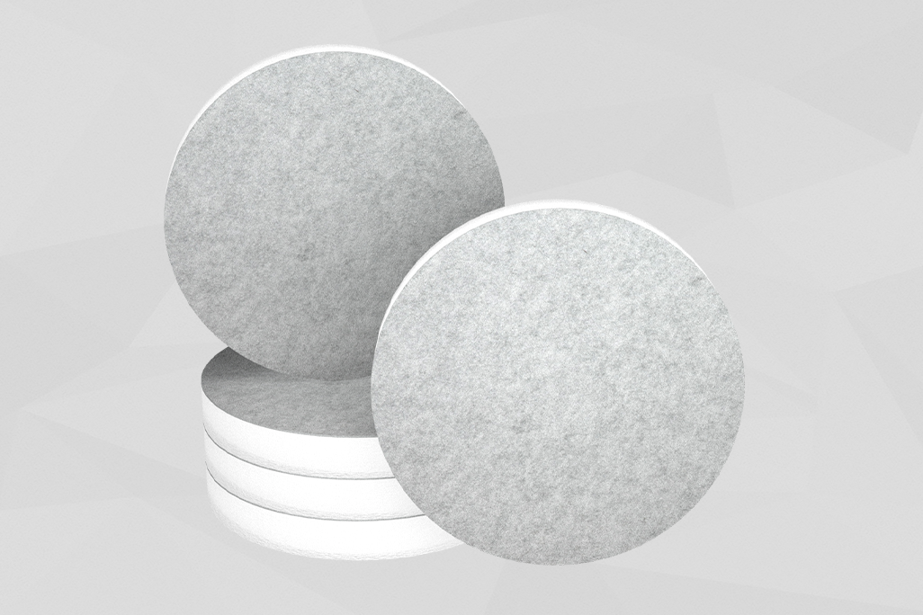 5 absorbants acoustiques en forme de cercle (soni ELEMENT CIRCLE) posés proprement les uns sur les autres et debout en couleur grise sur fond gris.