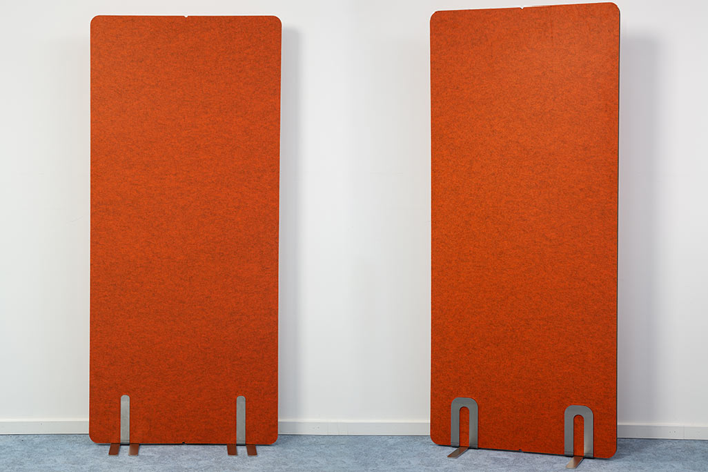 2 cloisons soniflex côte à côte devant un mur blanc