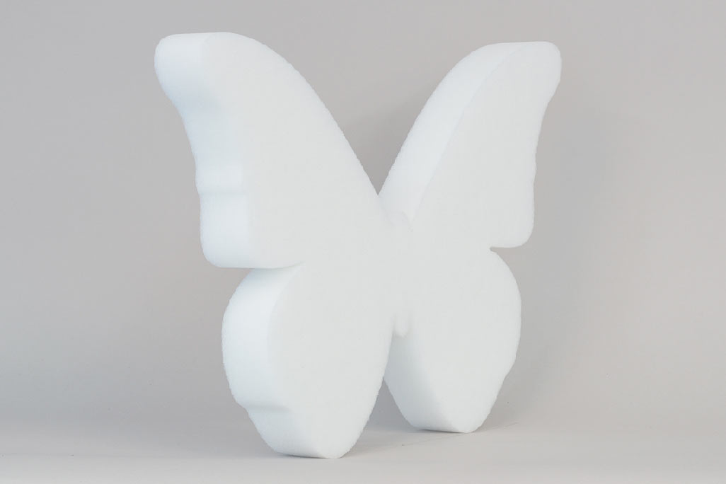Schallabsorber in Form eines Schmetterlings (soni ELEMENT Butterfly) in der Farbe Weiß vor grauem Hintergrund diagonal fotografiert