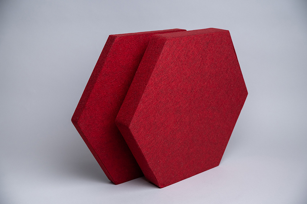 Rote, umklebte sechseckige Schallabsorber in dick und dünn