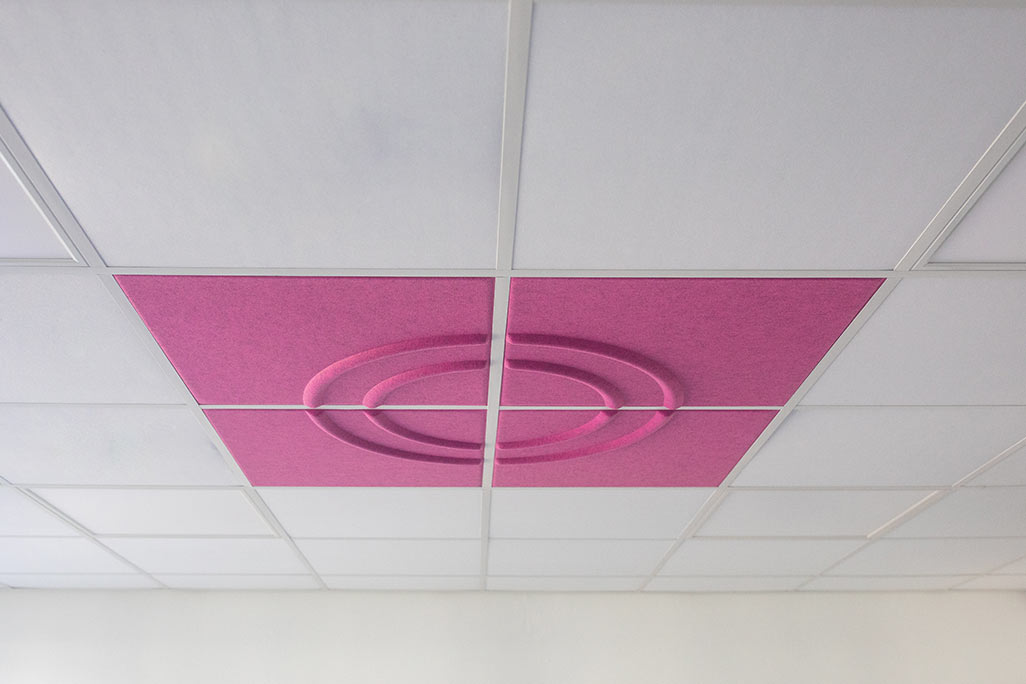 Découpe d'un plafond modulaire du commerce avec absorbeurs acoustiques soni COMFORT SD en blanc et soni COLOR Design insérés