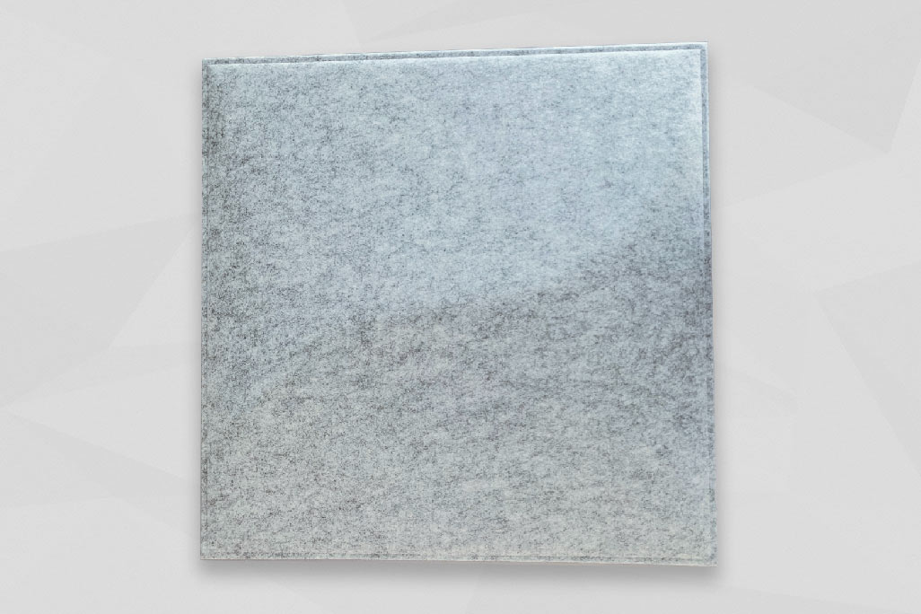 Un élément de plafond soni COLOR Design YinYang en gris clair photographié sur un fond gris clair.