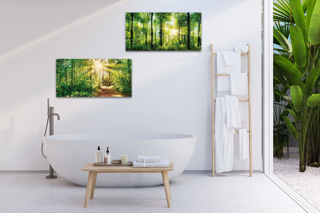 soni PICTURE sundrenched forest & forest trail Salle de bain lumineuse avec une baignoire blanche et un mur blanc sur lequel sont fixés deux tableaux acoustiques sonif PICTURE.