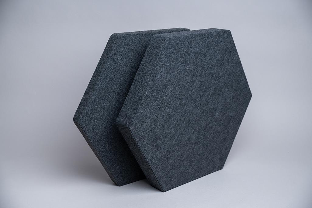 Anthrazitfarbene, umklebte sechseckige Schallabsorber in dick und dünn